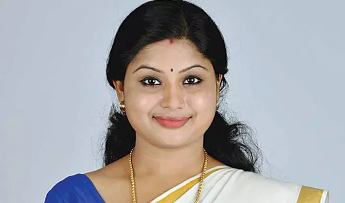 ആക്രിക്കടയിൽ മാത്രമല്ല, വീണ എസ് നായരുടെ പ്രചാരണ നോട്ടീസുകൾ വാഴത്തോട്ടത്തിലും