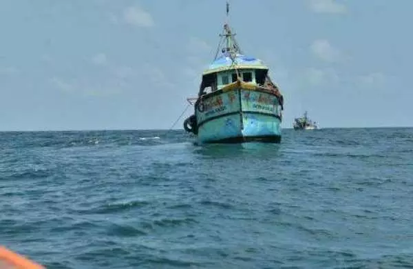 ബേപ്പൂരില് നിന്നും പോയ ബോട്ട് കപ്പലിൽ ഇടിച്ച് 3 മത്സ്യതൊഴിലാളികൾ മരിച്ചു ബേപ്പൂരില് നിന്നും പോയ ബോട്ട് കപ്പലിൽ ഇടിച്ച് 3 മത്സ്യതൊഴിലാളികൾ മരിച്ചു