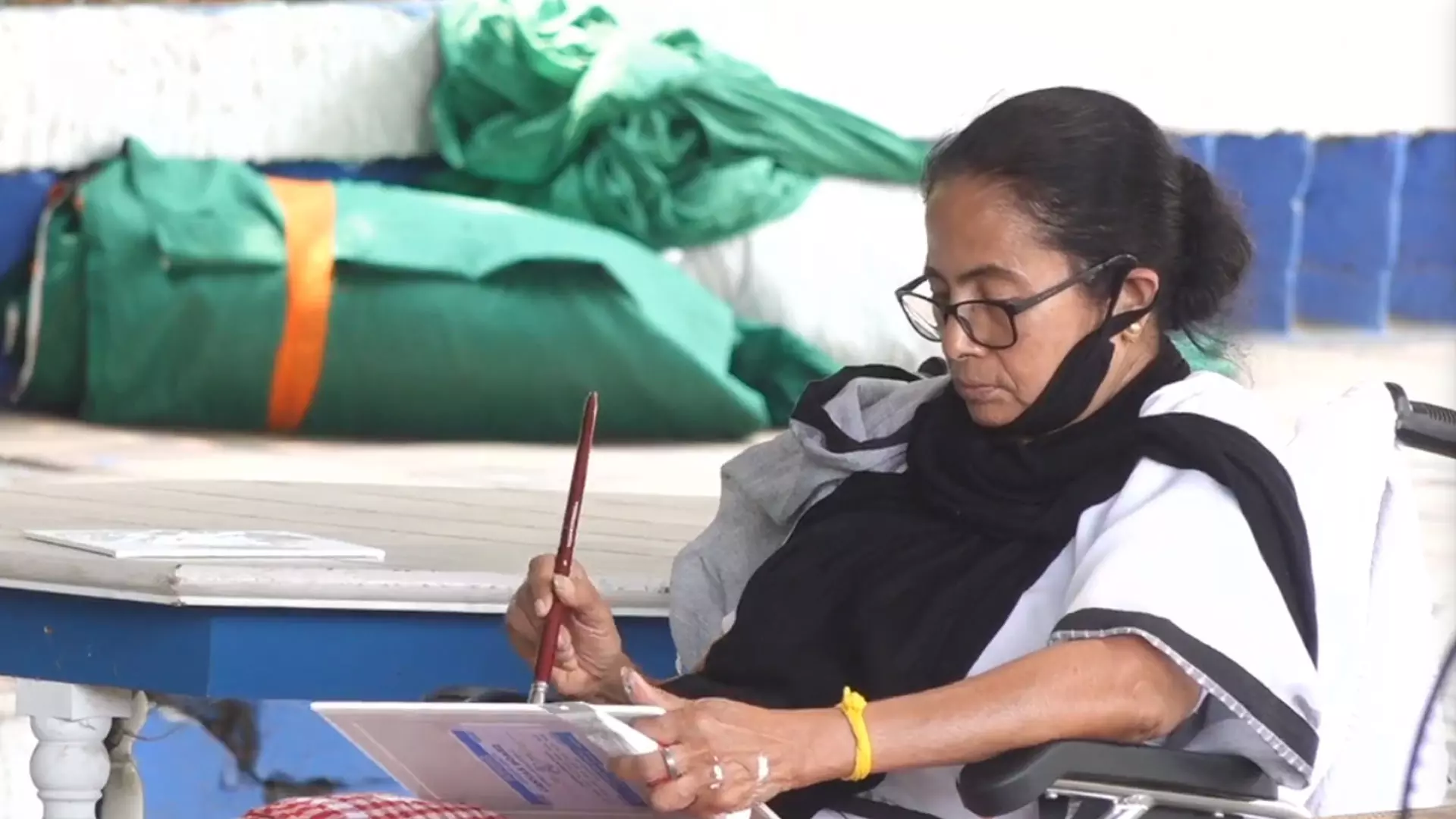 പ്രതിഷേധ ധര്ണ അവസാനിച്ചു; മമത ബാനര്ജി നാളെ കുച്ച്ബിഹാറിലേക്ക് പ്രതിഷേധ ധര്ണ അവസാനിച്ചു; മമത ബാനര്ജി നാളെ കുച്ച്ബിഹാറിലേക്ക്