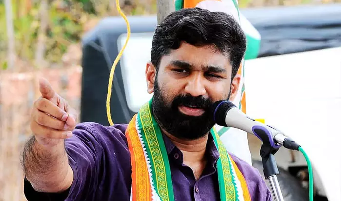 രാജി നിവൃത്തിയില്ലാതെ, എന്തിനാണിത്ര ഡക്കറേഷൻ? ജലീലിനെതിരെ ബൽറാം