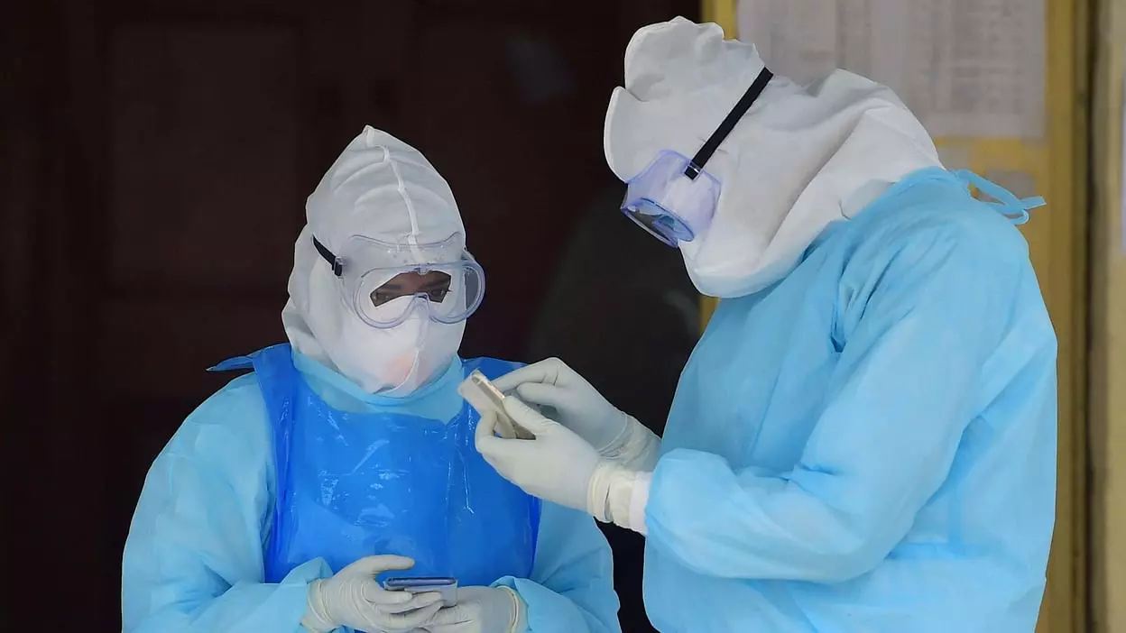 കോവിഡ് കാലത്തെ വിഐപി സംസ്കാരം: ഡോക്ടര്മാര് മോദിക്ക് പരാതി നല്കി കോവിഡ് കാലത്തെ വിഐപി സംസ്കാരം: ഡോക്ടര്മാര് മോദിക്ക് പരാതി നല്കി