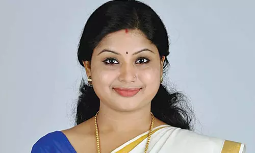 ആക്രിക്കടയിൽ മാത്രമല്ല, വീണ എസ് നായരുടെ പ്രചാരണ നോട്ടീസുകൾ വാഴത്തോട്ടത്തിലും