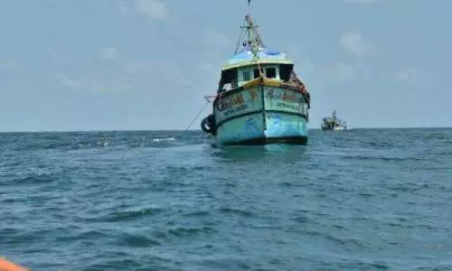 ബേപ്പൂരില്‍ നിന്നും പോയ  ബോട്ട് കപ്പലിൽ ഇടിച്ച് 3 മത്സ്യതൊഴിലാളികൾ മരിച്ചു