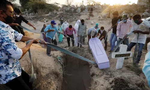 മൃതദേഹങ്ങള്‍ കിടത്താന്‍ മോര്‍ച്ചറിയിലോ സംസ്കരിക്കാന്‍ ശ്മശാനത്തിലോ സ്ഥലമില്ല: കോവിഡിന്‍റെ രണ്ടാംതരംഗത്തിൽ വിറങ്ങലിച്ച് രാജ്യം