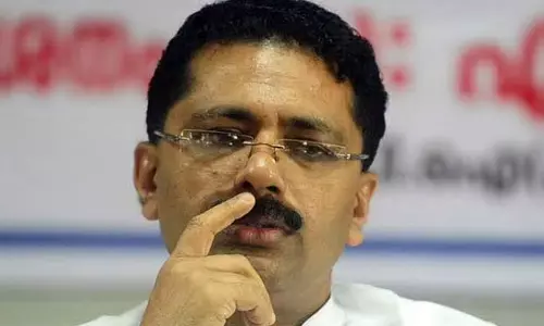 മന്ത്രി കെ.ടി ജലീല് രാജിവച്ചു മന്ത്രി കെ.ടി ജലീല് രാജിവച്ചു