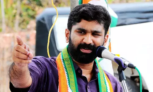 രാജി നിവൃത്തിയില്ലാതെ, എന്തിനാണിത്ര ഡക്കറേഷൻ? ജലീലിനെതിരെ ബൽറാം