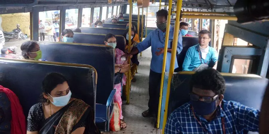 ബസുകളില് നിന്ന് യാത്ര ചെയ്യുന്നില്ലെന്ന് ഉറപ്പിക്കാന് പൊലീസ് പരിശോധന ഇന്ന് മുതല് ബസുകളില് നിന്ന് യാത്ര ചെയ്യുന്നില്ലെന്ന് ഉറപ്പിക്കാന് പൊലീസ് പരിശോധന ഇന്ന് മുതല്