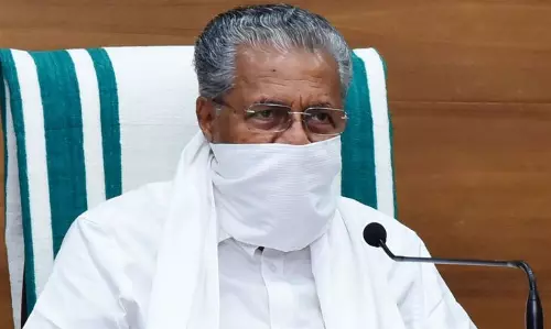 മുഖ്യമന്ത്രിക്ക് വേണ്ടി കോവിഡ് പ്രോട്ടോകോള് ലംഘനം മുഖ്യമന്ത്രിക്ക് വേണ്ടി കോവിഡ് പ്രോട്ടോകോള് ലംഘനം