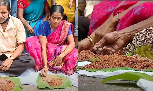 വിഷു ദിനത്തില്‍ മണ്ണ് വാരി തിന്ന് പിരിച്ചുവിട്ട ശുചീകരണ തൊഴിലാളികളുടെ പ്രതിഷേധം: സങ്കടകാഴ്ച