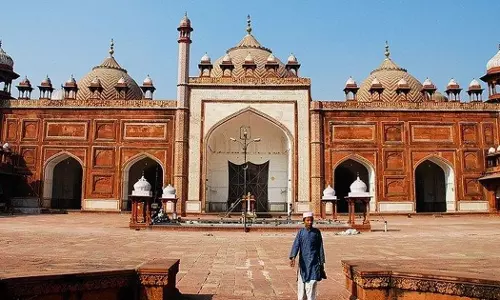 അടിയിൽ കൃഷ്ണവിഗ്രഹം, സർവേ നടത്തണം; ആഗ്ര ജമാ മസ്ജിദിനെതിരെയും സംഘ്പരിവാർ