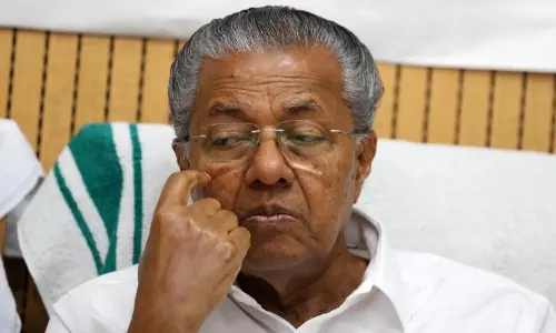 മുഖ്യമന്ത്രി കോവിഡ് പ്രോട്ടോകോള് ലംഘിച്ചു; യൂത്ത് കോണ്ഗ്രസ് ഗവര്ണര്ക്ക് പരാതി നല്കി മുഖ്യമന്ത്രി കോവിഡ് പ്രോട്ടോകോള് ലംഘിച്ചു; യൂത്ത് കോണ്ഗ്രസ് ഗവര്ണര്ക്ക് പരാതി നല്കി