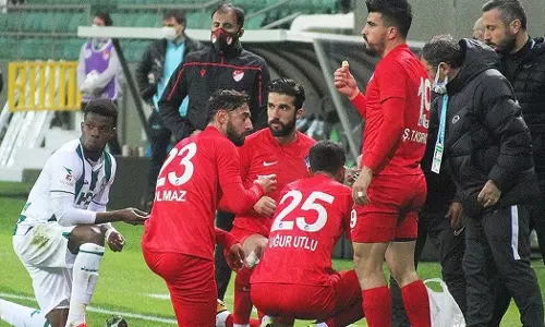 കളിക്കിടെ നോമ്പു തുറന്ന് തുർക്കി ഫുട്ബോൾ താരങ്ങൾ; വീഡിയോ വൈറൽ