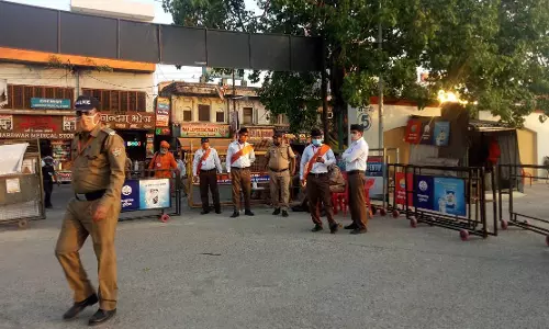 ഐഡി കാര്‍ഡും തൊപ്പിയും നല്‍കി; കുംഭമേളയില്‍ ആര്‍.എസ്.എസ് പ്രവര്‍ത്തകര്‍ക്ക് സ്പെഷ്യല്‍ പോലീസ് പദവി