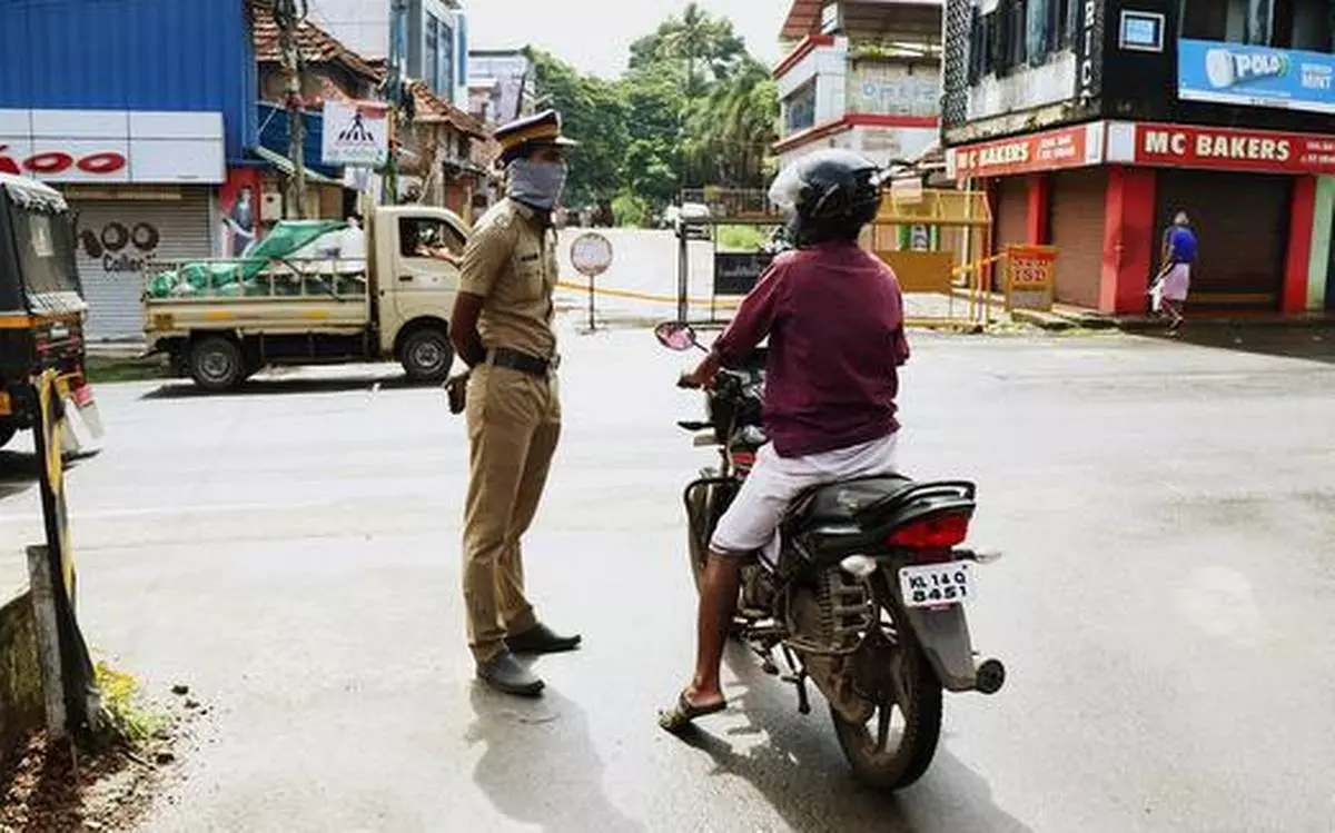 കോഴിക്കോട് കണ്ടെയ്ന്മെന്റ് സോണുകളിൽ നിരോധനാജ്ഞ കോഴിക്കോട് കണ്ടെയ്ന്മെന്റ് സോണുകളിൽ നിരോധനാജ്ഞ