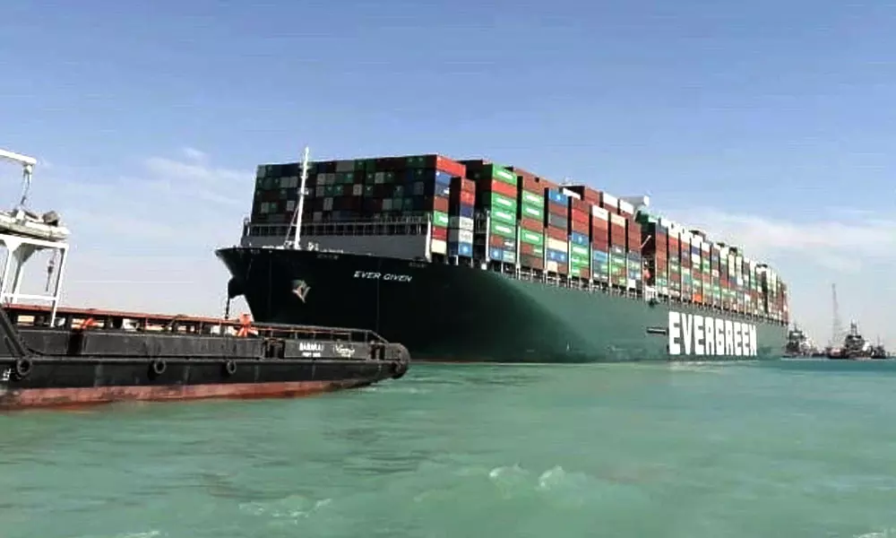 എവർ ഗിവൺ കപ്പലിലെ രണ്ട് ജീവനക്കാർ നാട്ടിലേക്ക്; കപ്പൽ ഇനിയും വിട്ടുനൽകിയില്ല എവർ ഗിവൺ കപ്പലിലെ രണ്ട് ജീവനക്കാർ നാട്ടിലേക്ക്; കപ്പൽ ഇനിയും വിട്ടുനൽകിയില്ല