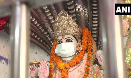 കോവിഡ് രണ്ടാം തരംഗം: യു.പിയിൽ ക്ഷേത്രത്തിലെ വിഗ്രഹങ്ങൾക്ക് മാസ്‌ക് ധരിപ്പിച്ചു