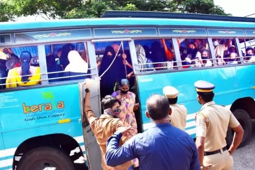 നിന്ന് യാത്ര ചെയ്യരുതെന്നാണെങ്കില് സർവ്വീസുകൾ നിർത്തി വെക്കുമെന്ന് ബസുടമകൾ നിന്ന് യാത്ര ചെയ്യരുതെന്നാണെങ്കില് സർവ്വീസുകൾ നിർത്തി വെക്കുമെന്ന് ബസുടമകൾ