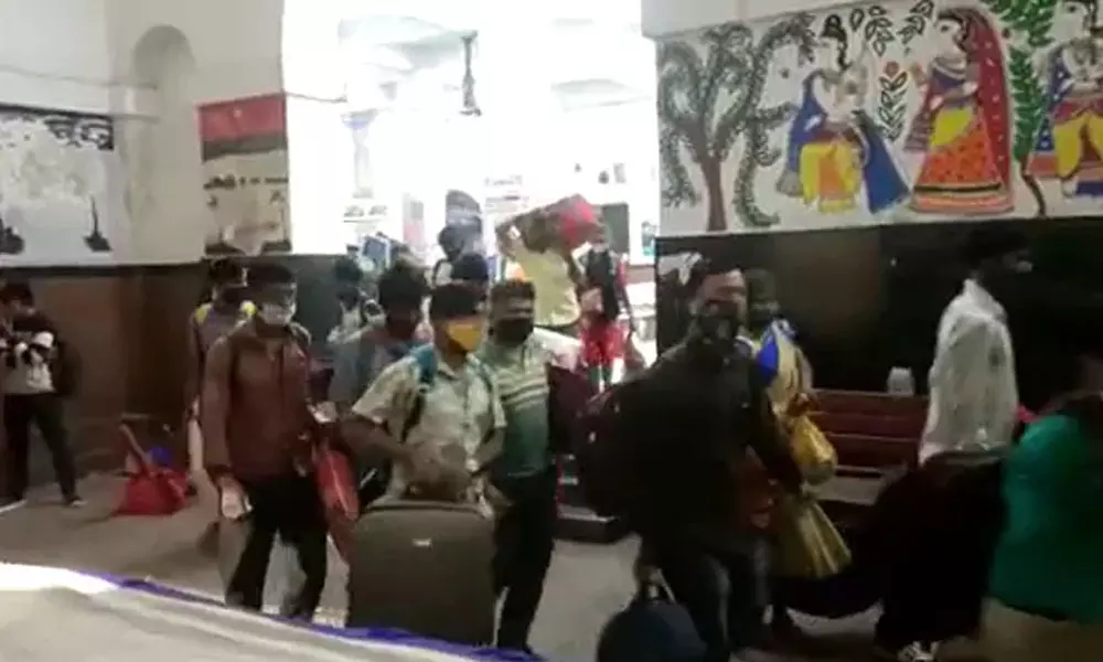 ടെസ്റ്റുണ്ട്, ഓടിക്കോ... ബിഹാറിൽ കോവിഡ് ടെസ്റ്റ് പേടിച്ച് ഓടുന്നവരുടെ ദൃശ്യങ്ങൾ വൈറൽ ടെസ്റ്റുണ്ട്, ഓടിക്കോ... ബിഹാറിൽ കോവിഡ് ടെസ്റ്റ് പേടിച്ച് ഓടുന്നവരുടെ ദൃശ്യങ്ങൾ വൈറൽ