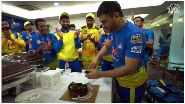 ചെന്നൈയ്ക്ക് വേണ്ടി 200 മത്സരം പൂർത്തിയാക്കി ധോണി; ഡ്രെസിങ് റൂമിൽ കേക്ക് മുറിച്ച് ആഘോഷം