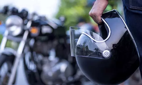 ഹെല്‍മറ്റ് ധരിച്ചില്ലെന്ന പേരില്‍ വാഹനാപകടത്തിലെ നഷ്ടപരിഹാരം കുറയ്ക്കാനാവില്ലെന്ന് ഹൈക്കോടതി