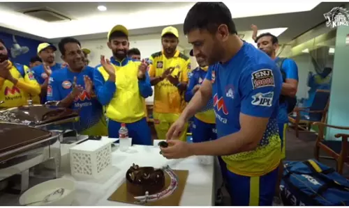 ചെന്നൈയ്ക്ക് വേണ്ടി 200 മത്സരം പൂർത്തിയാക്കി ധോണി; ഡ്രെസിങ് റൂമിൽ കേക്ക് മുറിച്ച് ആഘോഷം