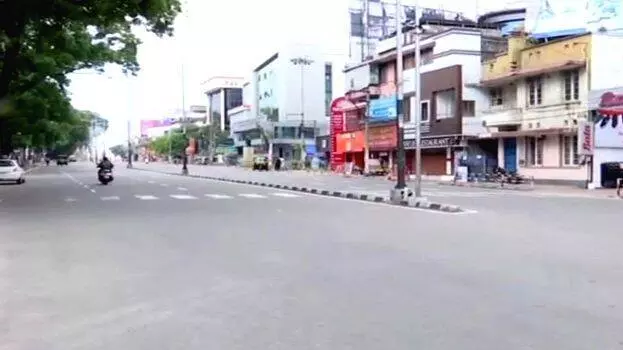 കേരള അതിർത്തിയിൽ അടച്ചിട്ട മൂന്ന് ഇടറോഡുകൾ തമിഴ്നാട് തുറന്നു കേരള അതിർത്തിയിൽ അടച്ചിട്ട മൂന്ന് ഇടറോഡുകൾ തമിഴ്നാട് തുറന്നു