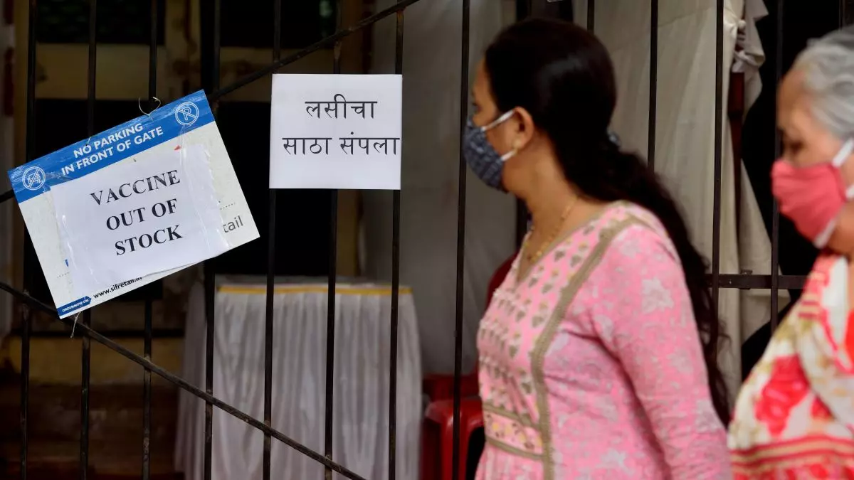 പല സംസ്ഥാനങ്ങളിലും വാക്സിൻ ക്ഷാമം രൂക്ഷം; റെംഡെസിവർ കരിഞ്ചന്തയിൽ വ്യാപകമെന്ന് ആരോപണം