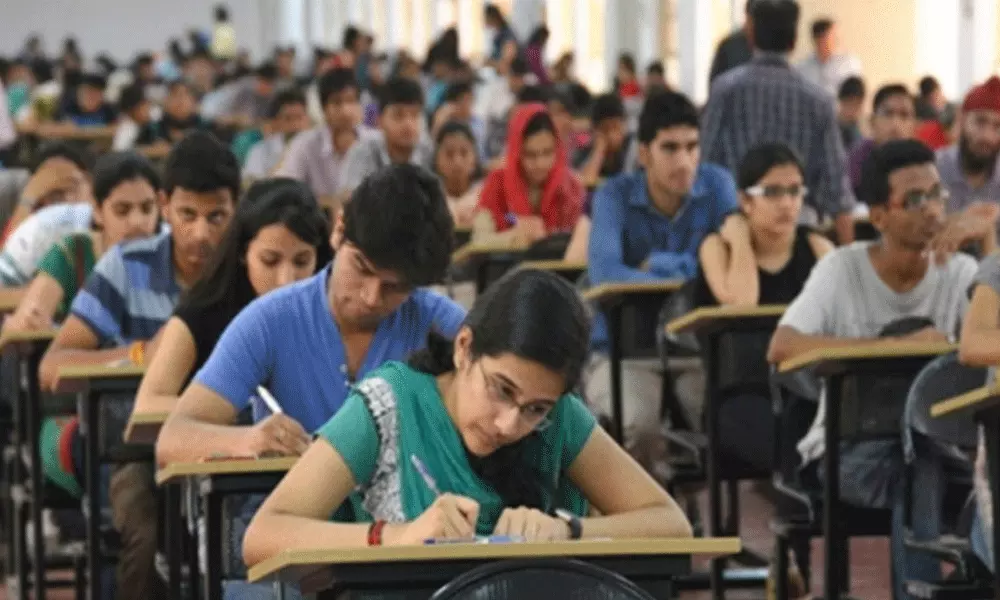 കോവിഡ് വ്യാപനം: സംസ്ഥാനത്തെ സർവകലാശാല പരീക്ഷകൾ മാറ്റി കോവിഡ് വ്യാപനം: സംസ്ഥാനത്തെ സർവകലാശാല പരീക്ഷകൾ മാറ്റി