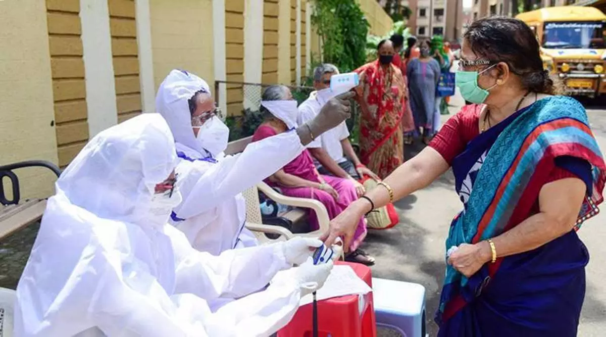 ഒരു ബെഡിന് വേണ്ടി ക്യൂവില് 50 രോഗികള്; കോവിഡില് പിടിവിട്ട് യു.പി ഒരു ബെഡിന് വേണ്ടി ക്യൂവില് 50 രോഗികള്; കോവിഡില് പിടിവിട്ട് യു.പി