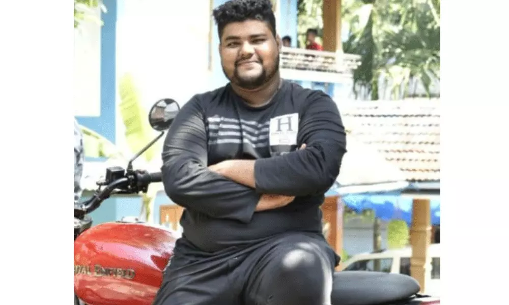 ബസ്സിൽ നിന്ന് തെറിച്ച് വീണ് ഗുരുതരമായി പരിക്കേറ്റ യുവാവ് മരിച്ചു ബസ്സിൽ നിന്ന് തെറിച്ച് വീണ് ഗുരുതരമായി പരിക്കേറ്റ യുവാവ് മരിച്ചു