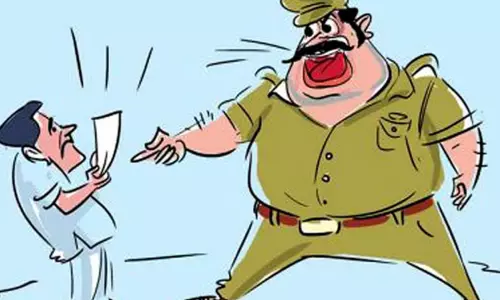 പൊലീസിന്റെ വേറിട്ട നീക്കം; മാസ്കില്ലാതെ സ്വന്തം വീട്ടുമുറ്റത്തു നിന്നവർക്കും പിഴയടക്കാൻ നോട്ടീസ് പൊലീസിന്റെ വേറിട്ട നീക്കം; മാസ്കില്ലാതെ സ്വന്തം വീട്ടുമുറ്റത്തു നിന്നവർക്കും പിഴയടക്കാൻ നോട്ടീസ്