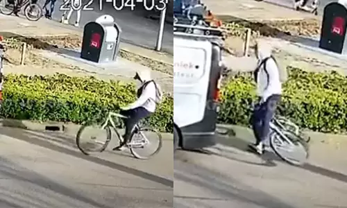 ഫോണും നോക്കി സൈക്കിളോടിച്ചാൽ ഇങ്ങനെയിരിക്കും; ചിരി പടർത്തി വീഡിയോ