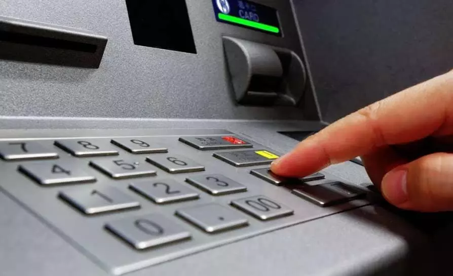 മോഷ്ടാവിന്റെ എടിഎം കൈക്കലാക്കി പൊലീസുകാരന് പണം കവര്ന്നു മോഷ്ടാവിന്റെ എടിഎം കൈക്കലാക്കി പൊലീസുകാരന് പണം കവര്ന്നു