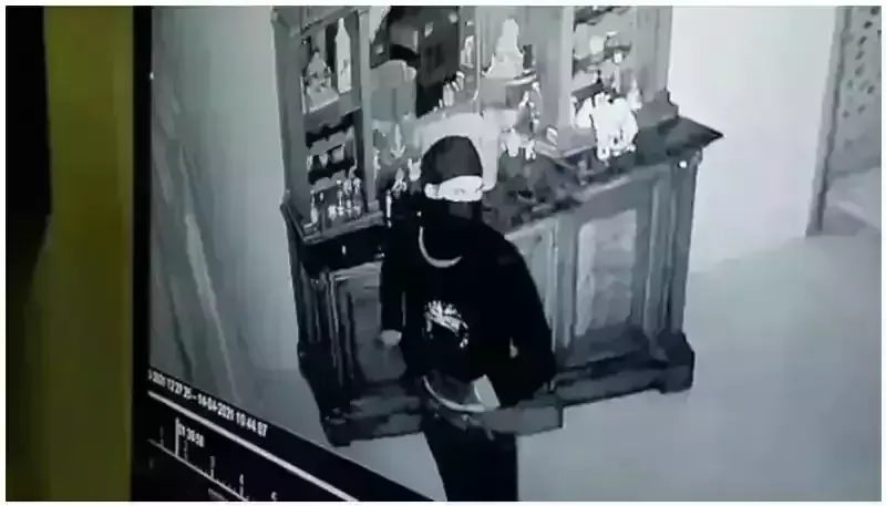 ഭീമ ജ്വല്ലറി ഉടമയുടെ വീട്ടില് മോഷണം: പിന്നില് റോബിൻഹുഡ് ഉജാലയെന്ന് സംശയം ഭീമ ജ്വല്ലറി ഉടമയുടെ വീട്ടില് മോഷണം: പിന്നില് റോബിൻഹുഡ് ഉജാലയെന്ന് സംശയം