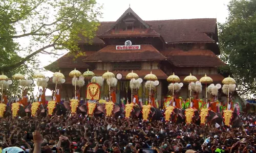 തൃശൂർ പൂരം: നിയന്ത്രണങ്ങളിൽ തീരുമാനം ഇന്നുണ്ടായേക്കും, കോവിഡ് മാനദണ്ഡങ്ങളിൽ ഇളവ് വേണമെന്ന് ദേവസ്വങ്ങൾ