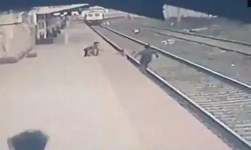 ട്രാക്കില്‍ വീണ കുഞ്ഞ്, കുതിച്ചെത്തുന്ന ട്രെയിന്‍: തലനാരിഴയ്ക്ക് രക്ഷപ്പെടുത്തി റെയില്‍വേ ജീവനക്കാരന്‍