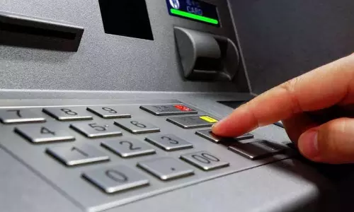 മോഷ്ടാവിന്‍റെ എടിഎം കൈക്കലാക്കി പൊലീസുകാരന്‍ പണം കവര്‍ന്നു