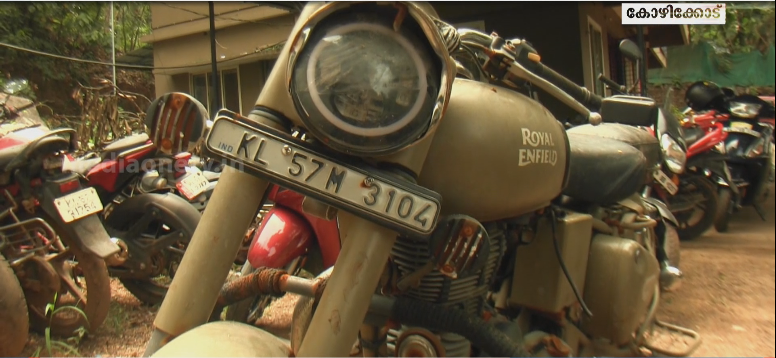 ഒന്നരമാസം മുമ്പ് മോഷ്ടിച്ച ബൈക്ക് പാറക്കെട്ടില്‍: മുങ്ങിയെടുത്ത് പൊലീസ്