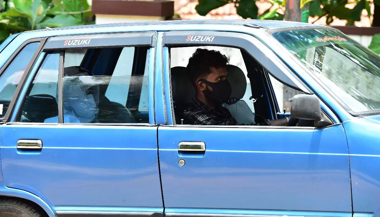 കോവിഡ് ബാധിച്ച കുട്ടിക്ക് പരീക്ഷ എഴുതാന്‍ ഡിവൈഎഫ്ഐയുടെ സ്നേഹയാത്ര