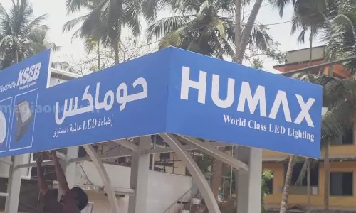 കോഴിക്കോട് സ്വകാര്യ കമ്പനി അറബിയില്‍ സ്ഥാപിച്ച പരസ്യ ബോര്‍ഡുകള്‍ വ്യാപകമായി നശിപ്പിച്ചു