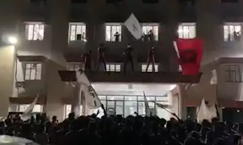 കോട്ടയം മെഡിക്കൽ കോളജിൽ കോവിഡിനിടെ ആഹ്ലാദപ്രകടനം: 100 എസ്എഫ്ഐ പ്രവർത്തകർക്കെതിരെ കേസ്