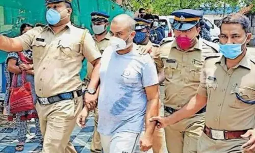 പുഴയില് തള്ളും മുമ്പെ മകളുടെ ആഭരണങ്ങള് അഴിച്ചെടുത്തു,വിറ്റ് മദ്യവും സിഗരറ്റും വാങ്ങി: സനുമോഹന്റെ മൊഴി പുഴയില് തള്ളും മുമ്പെ മകളുടെ ആഭരണങ്ങള് അഴിച്ചെടുത്തു,വിറ്റ് മദ്യവും സിഗരറ്റും വാങ്ങി: സനുമോഹന്റെ മൊഴി