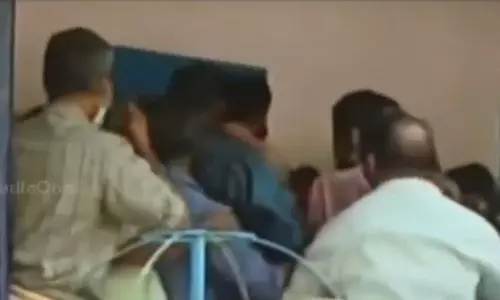 കോട്ടയത്ത് വാക്‌സിനെടുക്കാൻ വന്നവർ തമ്മിൽ ഉന്തും തള്ളും