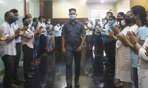 റെയിൽവേ ട്രാക്കിലെ ധീരകൃത്യം: ജീവനക്കാരന് മന്ത്രാലയത്തിന്റെ പാരിതോഷികം