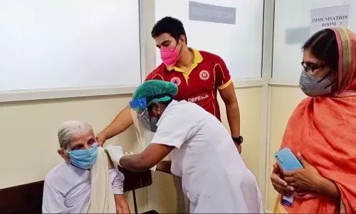 പ്രായം ഒരു പ്രശ്നമേയല്ല; വാക്സിന്‍ സ്വീകരിച്ച് മാതൃകയായി 104കാരി