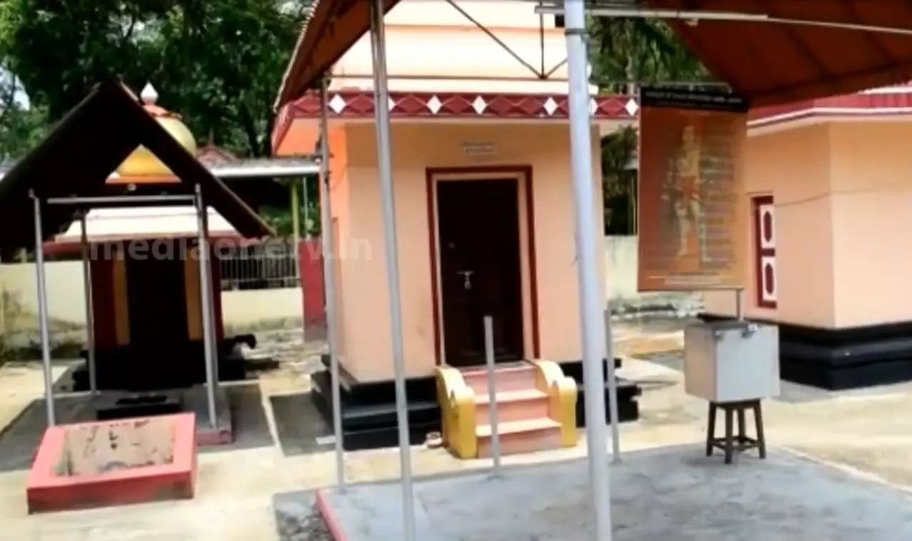 തിരുവനന്തപുരത്ത് ക്ഷേത്ര ഓഫീസ് തുറന്ന് കവർച്ച: നാല് പവനും ആറു കാണിക്ക വഞ്ചികളും കവർന്നു തിരുവനന്തപുരത്ത് ക്ഷേത്ര ഓഫീസ് തുറന്ന് കവർച്ച: നാല് പവനും ആറു കാണിക്ക വഞ്ചികളും കവർന്നു