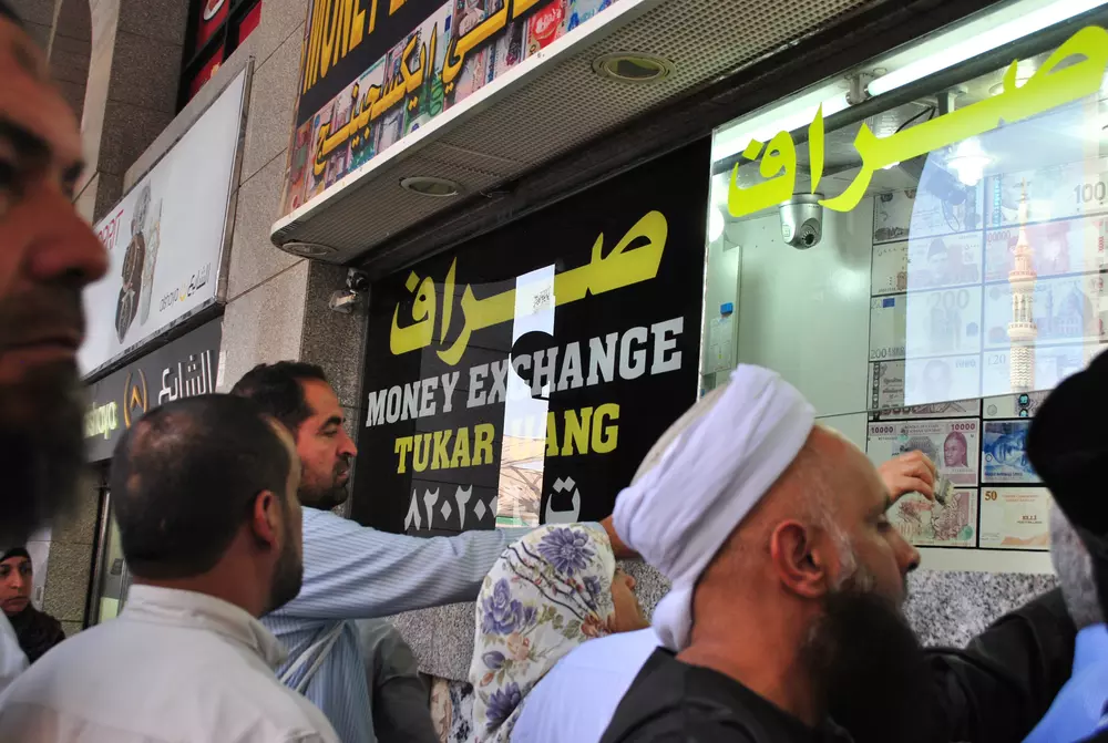 രൂപയുടെ മൂല്യം കൂടുതൽ ഇടിഞ്ഞേക്കും; പ്രവാസികൾക്ക് താൽക്കാലിക നേട്ടം രൂപയുടെ മൂല്യം കൂടുതൽ ഇടിഞ്ഞേക്കും; പ്രവാസികൾക്ക് താൽക്കാലിക നേട്ടം