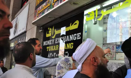 രൂപയുടെ മൂല്യം കൂടുതൽ ഇടിഞ്ഞേക്കും; പ്രവാസികൾക്ക് താൽക്കാലിക നേട്ടം രൂപയുടെ മൂല്യം കൂടുതൽ ഇടിഞ്ഞേക്കും; പ്രവാസികൾക്ക് താൽക്കാലിക നേട്ടം