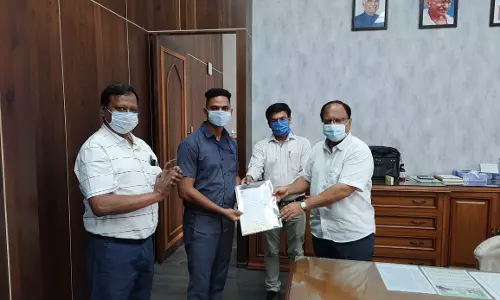 പാരിതോഷികങ്ങളെല്ലാം അവർക്കു നൽകൂ