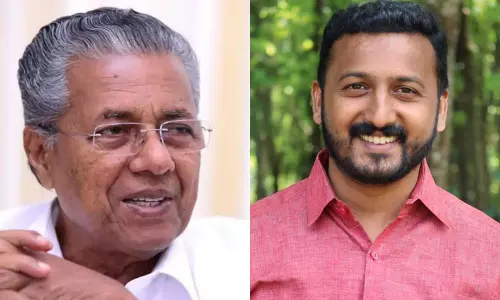 കുടുംബ ബന്ധത്തിന്റെ ദൃഢതയൊക്കെ കോവിഡ് പ്രോട്ടോക്കോളിന്റെ ഭാഗമാണോ?; മുഖ്യമന്ത്രിക്കെതിരെ രാഹുൽ മാങ്കൂട്ടത്തിൽ